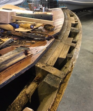 Reparatie van het dek vande Noorse loodsboot "BlåBlå".